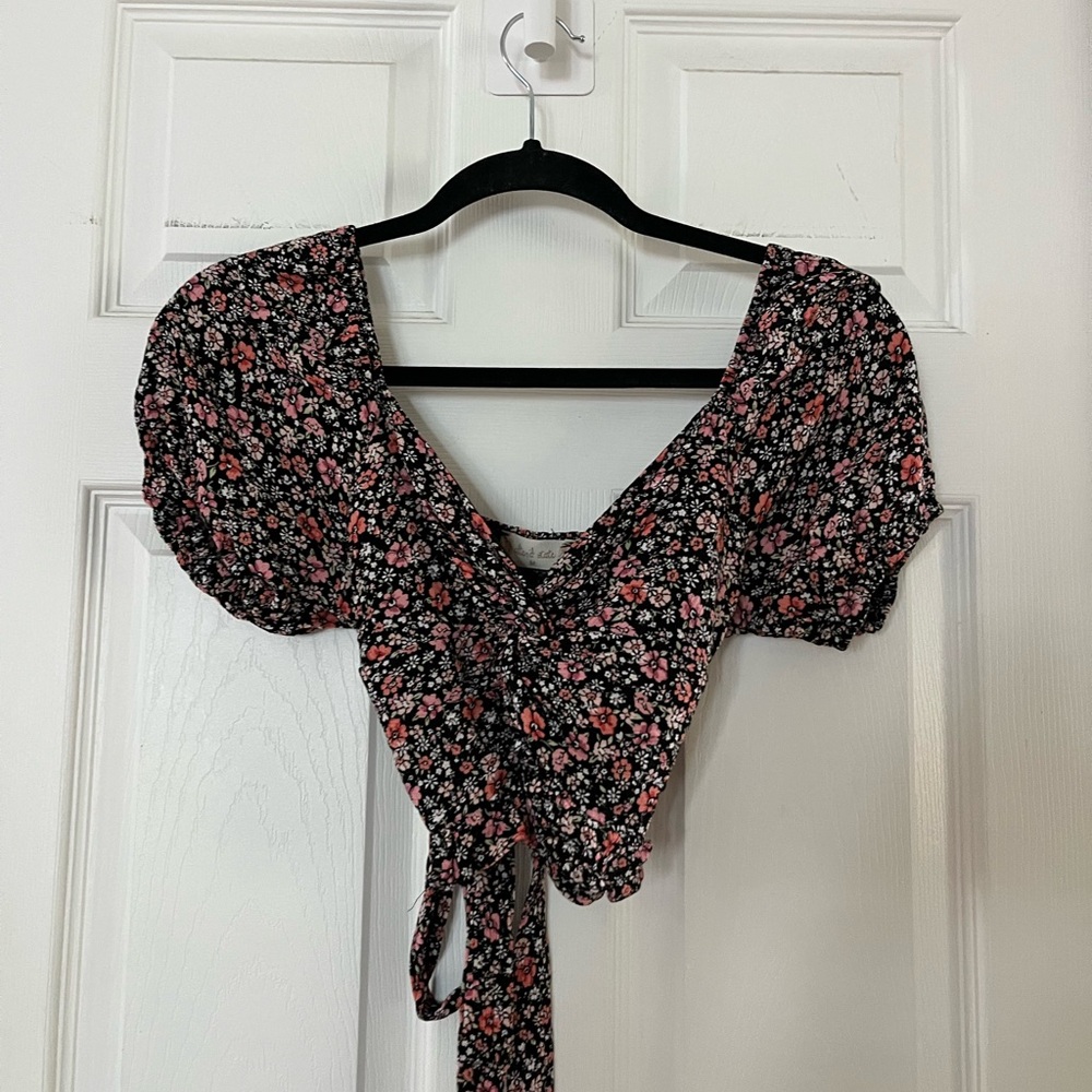 Altar’d State Black Floral Puff-Sleeve Tie-Front Crop Top Medium